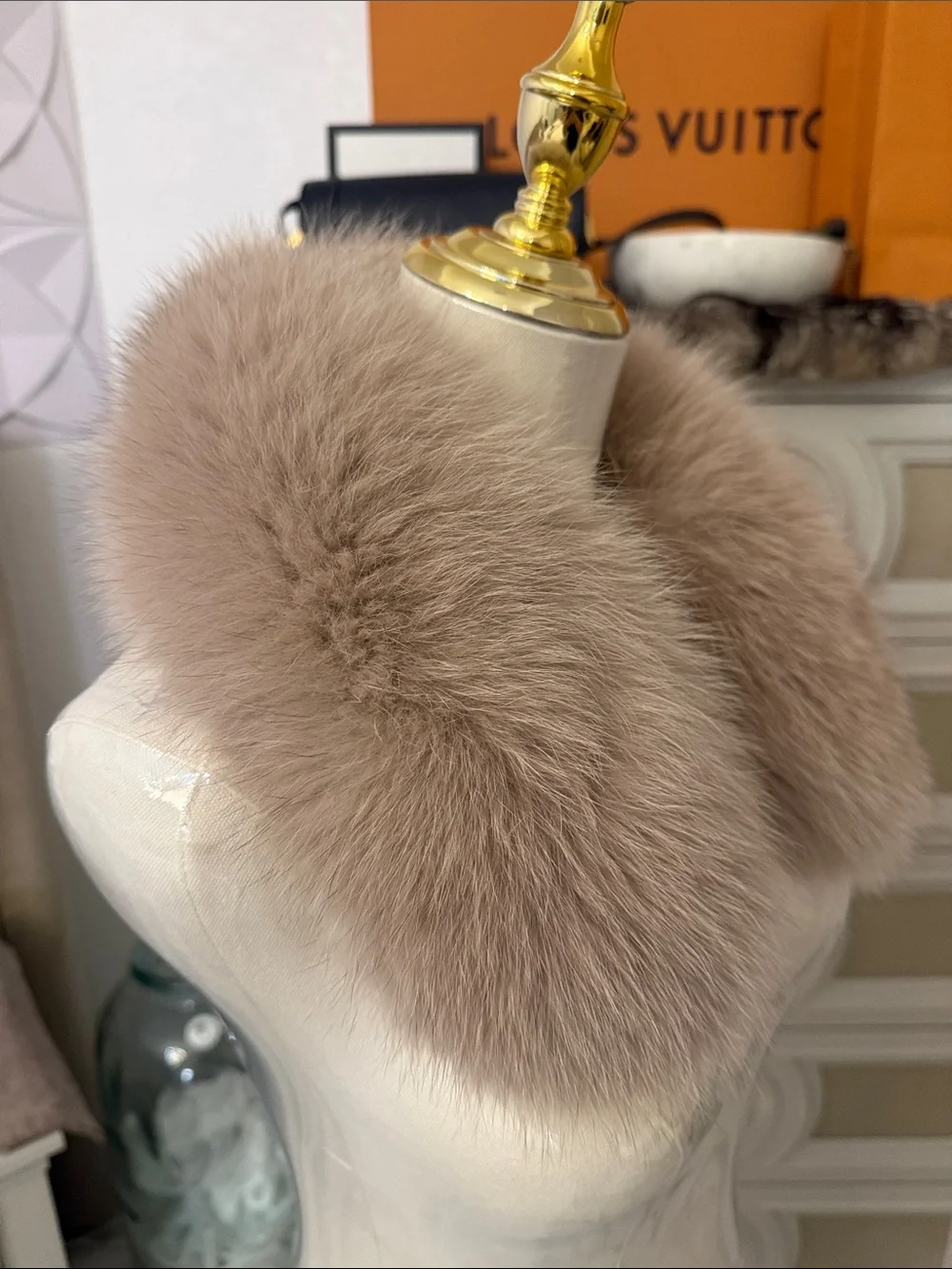 Saga furs thick pelts clip on collar